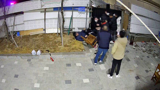 빌라 외곽 출입문 앞에서 폭행 후 출입문을 여는 모습 ( 사진 = 인천경찰청 제공 )