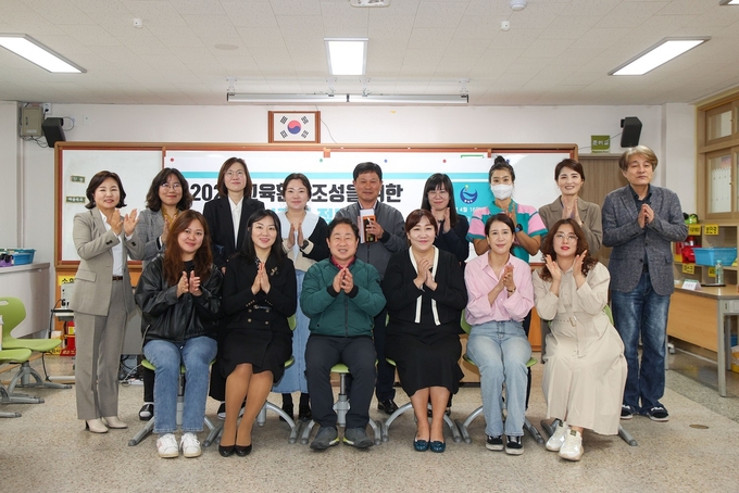 주광덕 시장이 16일 별내초등학교를 방문해 학교 관계자 및 학부모 등과 교욱 현안 간담회를 갖고 기념촬영을 하고 있다. (사진=남양주시 제공)