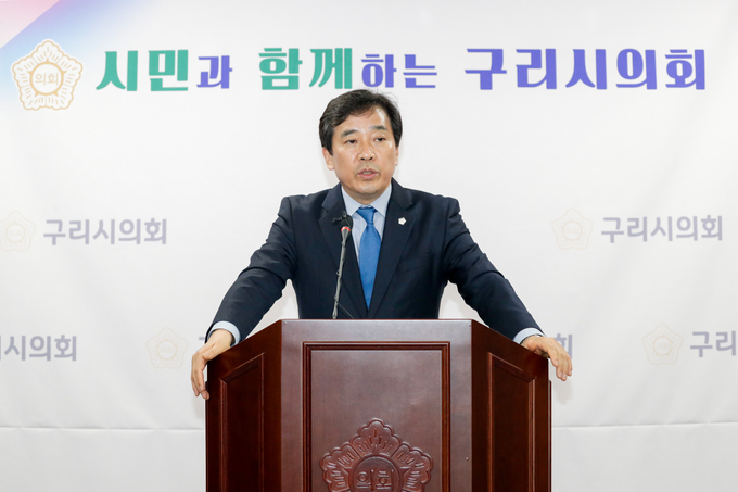 권봉수 구리시의장이 17일 시의회 멀티룸에서 4월 1차 의정브리핑을 하고 있다. (사진=구리시의회 제공)