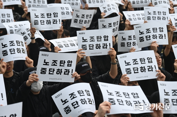 17일 경기도 화성시 삼성전자 부품연구동(DSR타워)에 모여 피켓시위를 진행하는 조합원. (사진=옥지훈 기자)