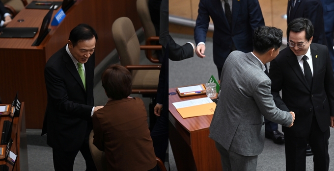 세월호 행사 당일 열린 제374회 임시회 제1차 본회의 모습. 초록 넥타이를 착용한 임태희(왼쪽) 경기도교육청 교육감과 검은 넥타이를 맨 김동연(오른쪽) 경기도지사가 경기도의원들과 인사를 나누고 있다. (사진=옥지훈 기자)