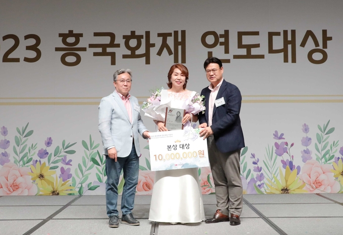 (왼쪽부터) 송윤상 흥국화재 대표이사, 본상대상 수상자 이미선 울산지점 영업팀장, 최강환 개인사업부장이 '2023 흥국화재 연도대상 시상식’에서 기념촬영을 하고 있다. (사진=흥국화재 제공)