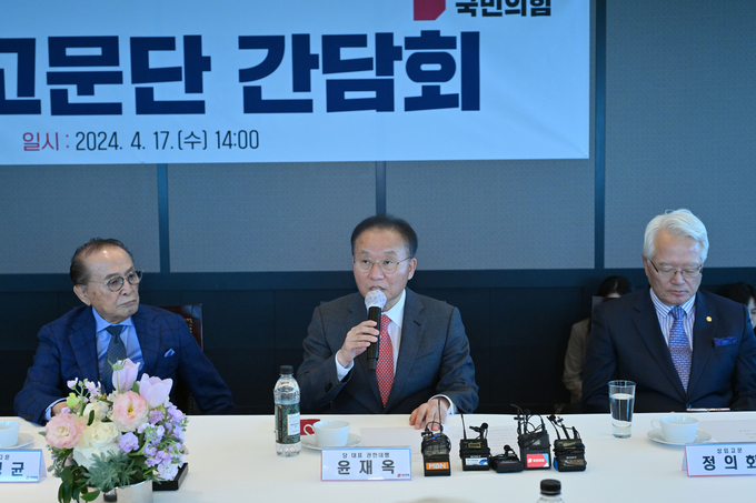 국민의힘 윤재옥 당대표 권한대행이 17일 서울 여의도의 한 중식당에서 열린 상임고문단 간담회에서 발언하고 있다. (사진=연합뉴스)