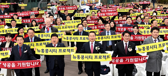 유정복 인천시장이 지난해 3월 15일 중구 영종하늘문화센터 광장에서 열린 '뉴홍콩시티 프로젝트 비전선포식'에서 비전선포 세리머니를 하고 있다. ( 사진 = 인천시 제공 )