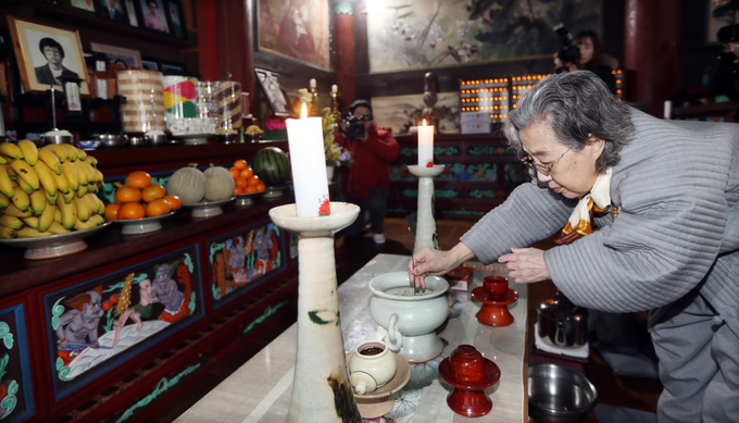  고(故) 박종철 열사 30주기 추모제에서 분향하고 있는 어머니 정차순 씨. (사진=연합뉴스 제공)