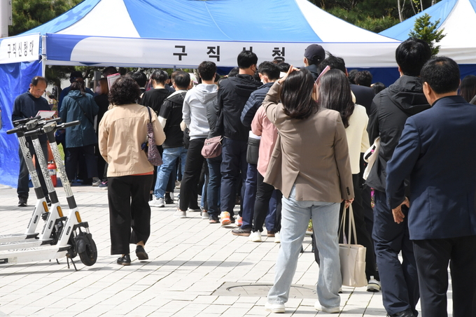 시흥시가 단독으로 주최한 ‘역대 최대 채용박람회’가 지난 17일 오후 2시 대야삼2 어린이공원 광장에서 열렸다. (사진=시흥시 제공)