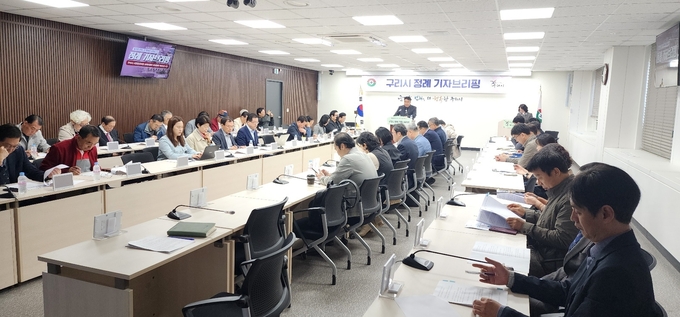 김천복 구리시 안전총괄과장이 18일 본관 3층 종합상황실에서 안전도시국에 대한 업무 브리핑을 하고 있다. (사진=구리시 제공)