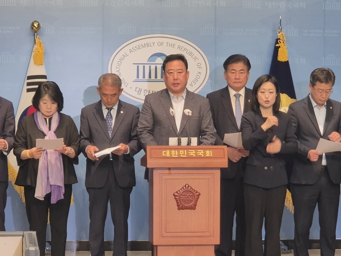 국회 농림축산식품해양수산위원회 소속 야당 의원들이 18일 국회 소통관에서 기자회견을 열고 발언하고 있다. (사진=김한별 기자)