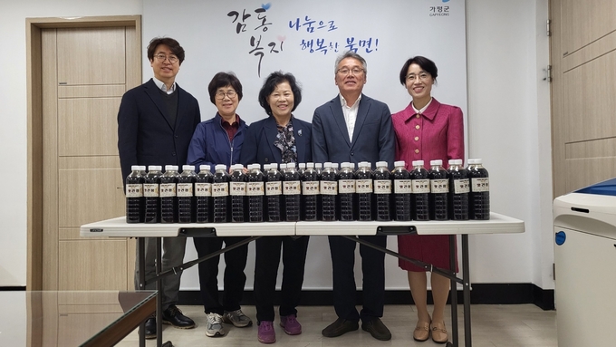 가평군 북면 농가주부모임이 맛간장 60병을 기탁했다. (사진=가평군 제공)