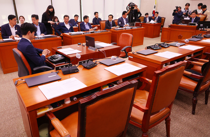 18일 국회에서 농림축산식품해양수산위원회 전체회의가 열리고 있다. 이날 민주당은 ‘양곡관리법 개정안’과 ‘농산물 가격 안정법 개정안’을 국회 본회의에 직회부하는 안 등을 단독으로 가결했다. (사진=연합뉴스)