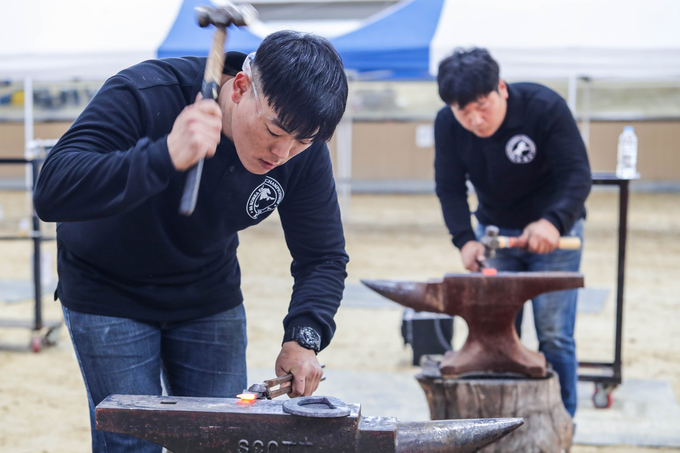 장제사가 편자를 연마하고 있다. (사진=한국마사회 제공)