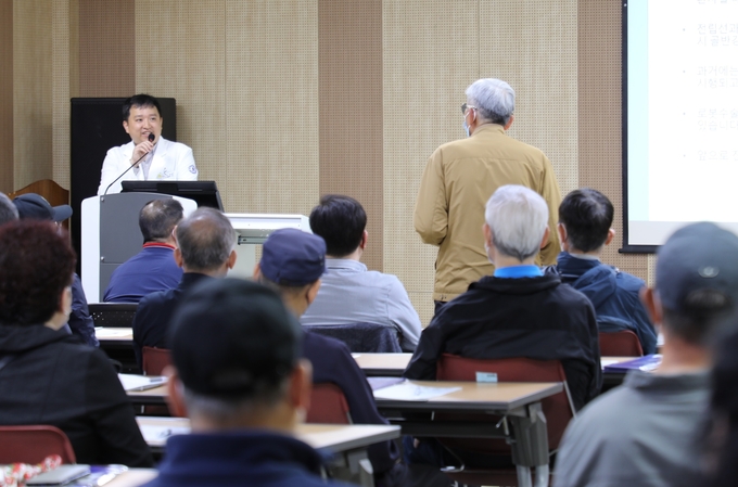 <strong>인하대병원 비뇨의학과 강동혁 교수가 전립선암 환자로부터 질문을 받는 있다. ( 사진 = 인하대병원 제공 )</strong>