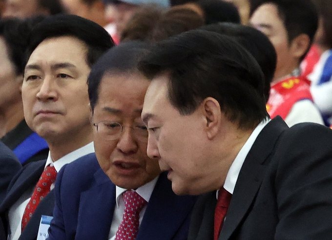 윤석열 대통령(오른쪽)과 홍준표 대구시장이 대화하는 모습. (사진=연합뉴스)