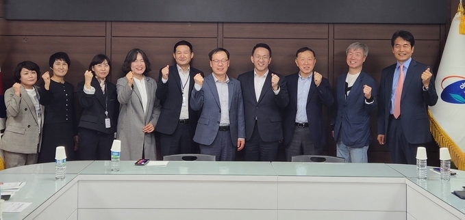 용인특례시청 접견실에서 용인바이오고등학교, 용인교육지원청, 용인대학교, 지역 내 바이오기업 관계자와 함께 학교 재구조화를 위한 회의를 열었다. (사진=용인시 제공)