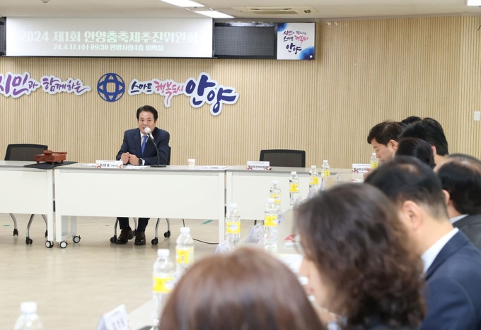 최대호 안양시장이 17일 시청 4층 회의실에서 '안양춤축제 추진위원회' 회의를 주재하고 있다.(사진=안양시 제공)