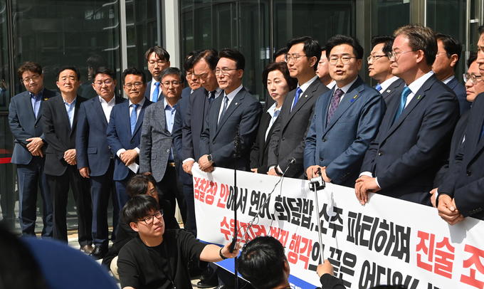  더불어민주당 검찰독재정치탄압대책위원회 소속 의원들이 수원지검 앞에서 기자회견을 연 모습. (사진=옥지훈 기자)