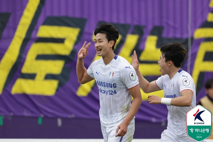 21일 안양종합운동장에서 열린 하나은행 K리그2 2024 8라운드 수원 삼성과 FC안양의 경기에서 수원 김현이 팀의 두번째 골을 성공시킨 뒤 세리머니를 하고 있다. (사진=한국프로축구연맹 제공)