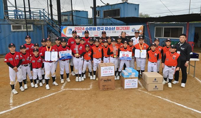 21일 오후 '2024 수원배 전국유소년 야구대회'가 열린 경기도 수원 탑동 야구장에서 참가 선수들이 결승전을 마친 후 기념촬영을 하고 있다.