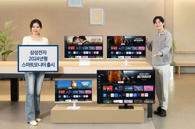 삼성전자 모델이 삼성스토어 청담점에서 홈 라이프 활용성을 강화한 2024년형 스마트모니터를 소개하고 있다. (사진=삼성전자 제공)