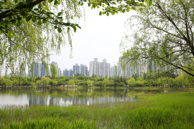 부천 상동호수공원 전경. 주거지역과 인접해 주민에게 녹색 휴식을 제공한다. (사진=부천시 제공)