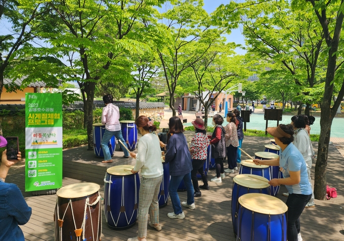 상동호수공원 사계절 체험 프로그램 중 ‘리듬북난타’에 참여한 시민들의 모습. (사진=부천시 제공)