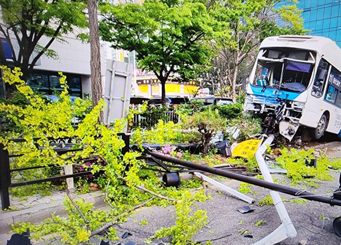 22일 고양시 일산동구의 한 도로에서 버스가 인도로 돌진하는 사고가 발생했다. (사진=경기북부소방재난본부 제공)
