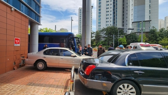  22일 성남시 판교노인종합복지관에서 후진하던 차량이 행인과 추돌한 사고 현장. (사진=경기도소방재난본부 제공)
