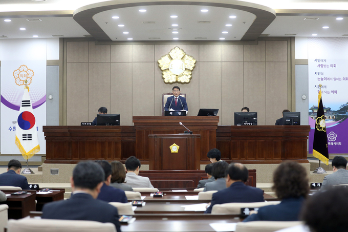 22일 개회한 수원시의회 제381회 임시회 제1차 본회의 현장 모습. (사진=수원시의회 제공)