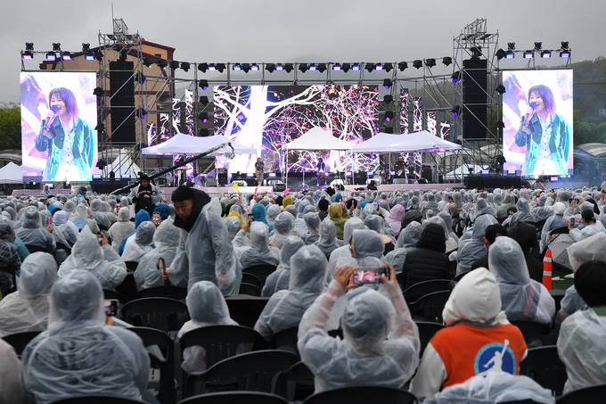 지난 20일 강화공설운동장에서 열린 '2024년 강화 봄 콘서트'에 많은 관객들이 참여해 공연을 즐기고 있다. ( 사진 = 강화군 제공 )