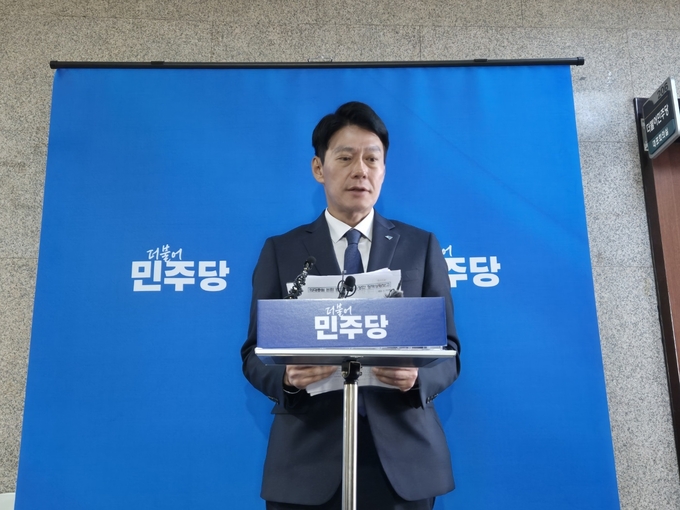 한민수 더불어민주당 대변인이 22일 오전 국회에서 최고위원회의를 마친 뒤 취재진의 질문에 답하고 있다. (사진=김한별 기자)