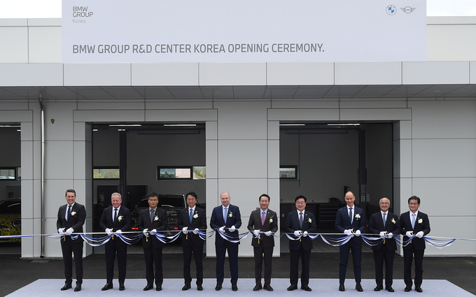 22일 유정복 인천시장이 청라 BMW 그룹 R&D 센터에서 열린 개소식에서 요헨 골러 BMW 그룹 고객·브랜드·세일즈 부회장 등 참석자들과 테이프 커팅을 하고 있다. ( 사진 = 인천시 제공 )