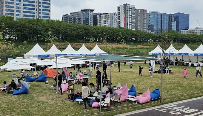 광명시는 지난 20일 시민들이 즐겨 찾는 명소인 안양천 잔디광장에서 시민 천여 명이 참여한 가운데 책 읽는 광장 ‘안양천 북파크’를 성황리에 개최했다. (사진=광명시 제공)