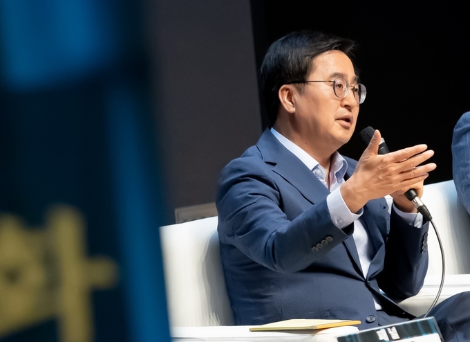 22일 오후 경기도청 다산홀에서 열린 정책과 대화 제2차 포럼에서 김동연 경기도지사가 패널들 질의에 답변을 하고 있다. (사진=경기도 제공)