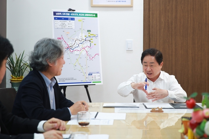 주광덕 남양주시장이 22일 ‘남양주 철도망 확충을 위한 전략 수립 및 사전타당성 조사 용역’ 중간보고회를 주재하고 있다. (사진=남양주시 제공)