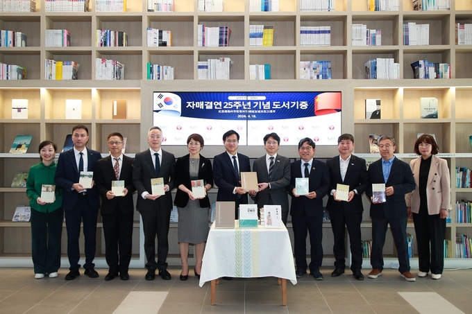 자매도시인 중국 창저우시 대표단이 남양주시를 방문해 역사 문화 도서를 기증하고 홍지선 남양주부시장(오른쪽 5번째)과 함께 기념촬영을 하고 있다. (사진=남양주시 제공)