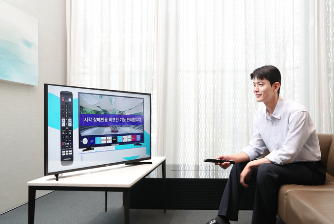 삼성전자 모델이 삼성스토어 대치점에서 '시각·청각 장애인용 TV 보급사업' 공급 모델인 '40형 풀HD 스마트 TV'를 소개하고 있다. (사진=삼성전자 제공)