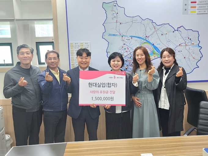 시흥시 관내 생활폐기물 수집 운반업체인 ㈜현대실업이 지난 22일 대야동 마을자치과를 방문해 후원금 150만 원을 전달했다. (사진=시흥시 제공)