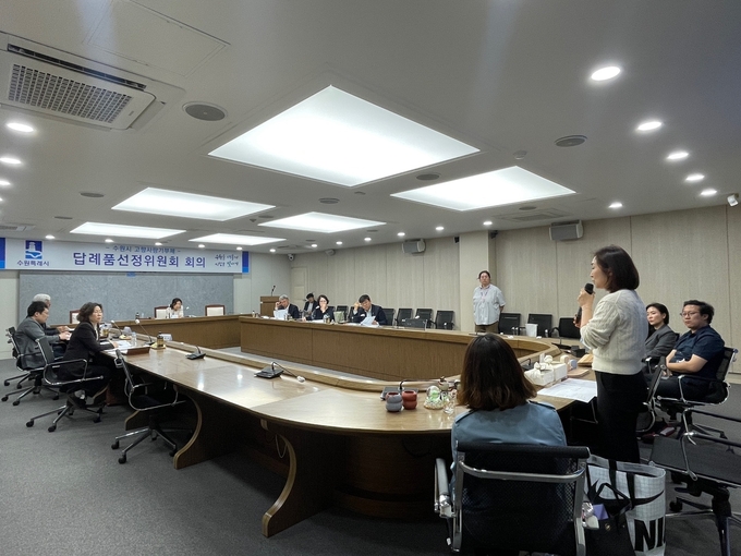 지난 22일 시청 상황실에서 열린 ‘2024년 시 고향사랑기부제 답례품선정위원회’ 회의 현장 모습. (사진=수원시 제공)