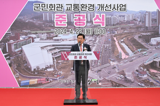 전진선 양평군수가 군민회관 교통환경개선사업을 완료했다. (사진=양평군 제공)