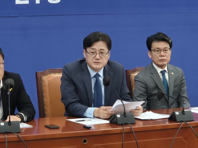 홍익표 더불어민주당 원내대표가 23일 국회에서 열린 원내대책회의에 참석해 발언하고 있다. (사진=김한별 기자)