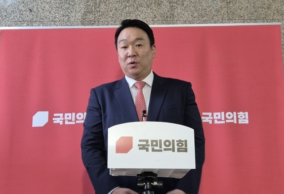 정희용 국민의힘 수석대변인이 23일 국회에서 4선 이상 중진 당선인 간담회 후 기자들의 질문에 답하고 있다. (사진=김한별 기자)