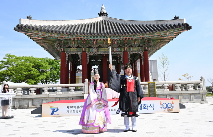 김경일 파주시장이 임진각 평화의관장에서 채화하고 있다. (사진=파주시 제공)