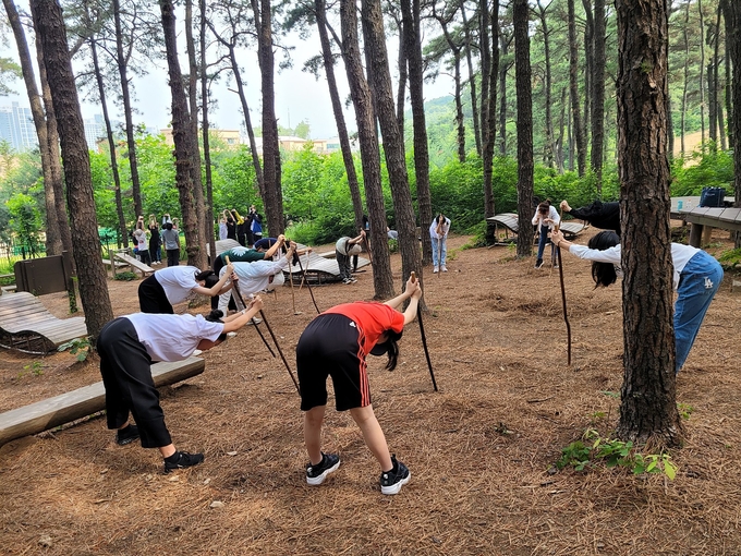 의왕시가 숲에서 힐링할 수 있는 ‘산림치유 프로그램’ 참여자를 모집한다. (사진=의왕시 제공)