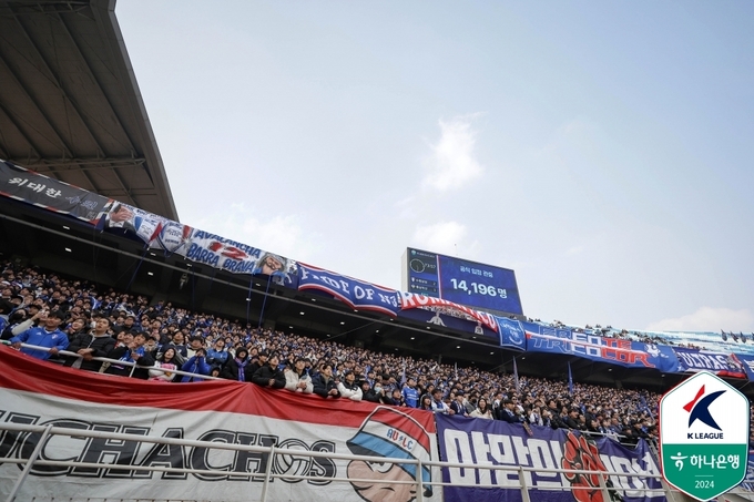 프로축구 수원 삼성이 올 시즌 K리그2 흥행의 주역이 되고 있다. 사진은 수원 팬들의 모습. (사진=한국프로축구연맹 제공)
