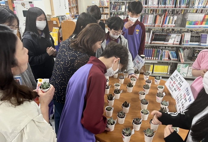 안양 평촌중 도서관 축제 '꽃피는 봄, 책에 꽂히다' 모습. (사진=평촌중 제공)
