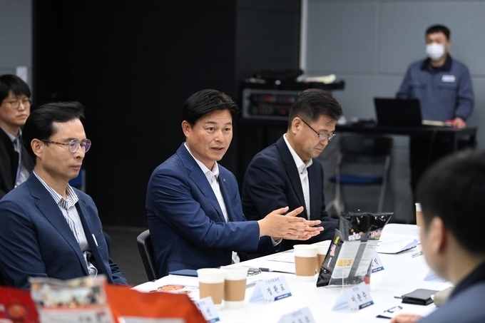 조용익 부천시장이 기업 임원진과 간담회에서 기업의 애로사항을 경청하고 있다. (사진=부천시 제공)