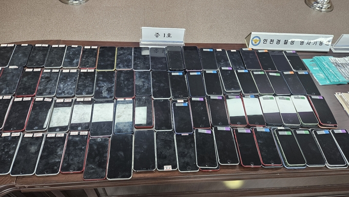 휴대폰 중계기 관리책들이 보이스피싱 범행에 사용한 대포폰들. ( 사진 = 인천경찰청 제공 )