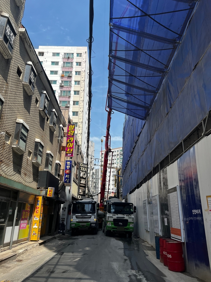 23일 오전 레미콘 두 대에 막힌 인천 남동구 간석동 174-5 일대 이면도로 모습. ( 사진 = 김주헌 기자 )