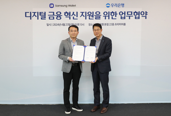 김범석 우리은행 국내영업부문장(오른쪽)이 채원철 삼성전자 MX사업부 디지털월렛팀장(부사장)과 기념촬영을 하고 있다.(사진=우리은행 제공)