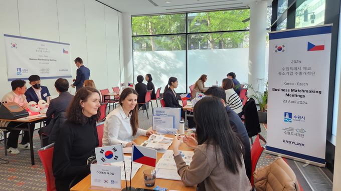 지난 23일 수원시 수출판매개척단이 체코에서 진행한 현지 구매자 대상 수출상담 현장 모습. (사진=수원시 제공)